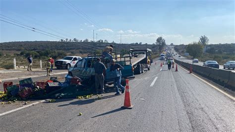 Vuelca Camioneta Cargada De Fruta Y Verdura En La Morelia Salamanca