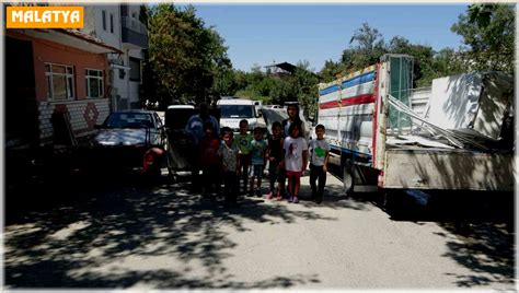 Yıkılmasını istedikleri ağır hasarlı bina için yolu trafiğe kapattılar