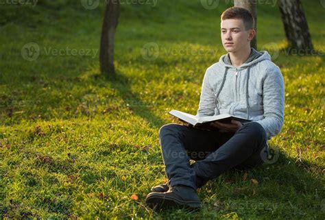 Joven Leyendo La Biblia Foto De Stock En Vecteezy