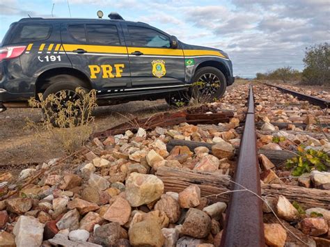 PRF detém trio suspeito de furtar trilhos de trem em Juazeiro Polícia