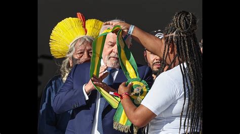 Lula sobe a rampa do Palácio do Planalto e recebe faixa presidencial de