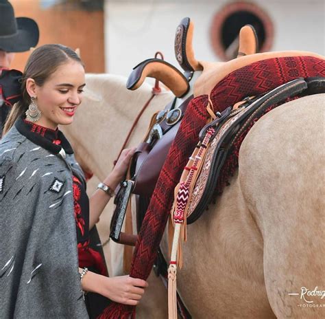 Pin De Herradura De Oro En Charreria Vestidos Mexicanos Tradicionales