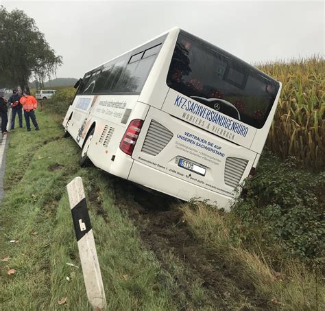 Pol Std Reisebus Kommt Ohne Fahrg Ste Von Der Fahrbahn Ab Und