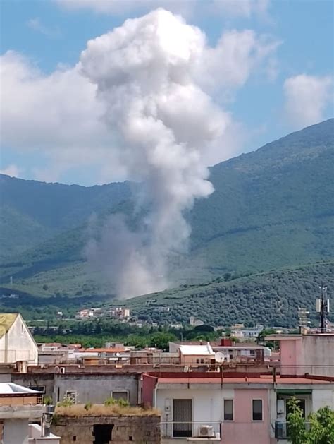 Esplosione In Fabbrica Fuochi D Artificio Nel Napoletano