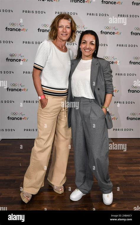 Sarah Bourhami pose pour une photocall aux côtés de la journaliste