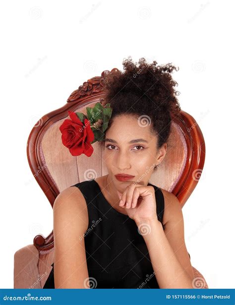 Bonne Jeune Femme Assise Dans Un Vieux Fauteuil Photo Stock Image Du