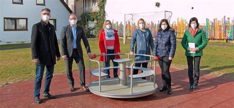 Neues Karussell im Kindergarten – FRANNS – das Magazin