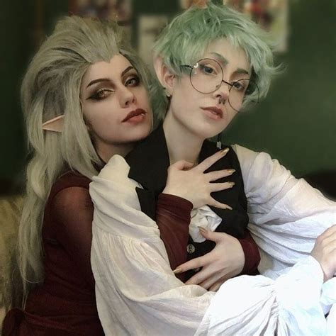 Amazing Cosplay: Two Women Dressed as Elves Hugging