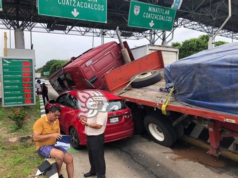 Video Tráiler sin frenos provoca choque múltiple en caseta de Acayucan