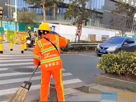 深圳一环卫工将垃圾直接扫进下水道？官方通报 西秦会馆