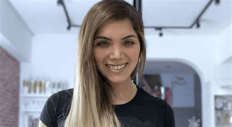 Isabel Acevedo Se Sumerge En La Bella Naturaleza De La Selva Peruana Con Un Vibrante Bikini