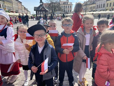 ŚWIĘTO FLAGI PRZEDSZKOLAKI NA RZESZOWSKIM RYNKU