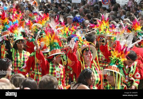 Las Murgas Coloridas Y Rouged Bailarines Y M Sicos De Bolivia Desfile