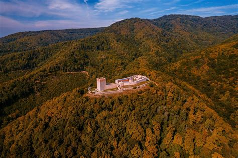 Povijesna Utvrda Medvedgrad Sada Je Potpuno Obnovljena I Izgleda Sjajno