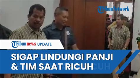 Ricuh Pria Berbaju Kotak Sigap Lindungi Panji Gumilang Dan Tim Saat