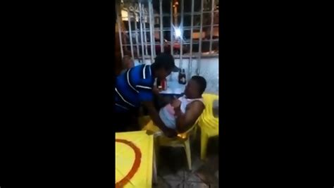 Andre Pegou Gay Velho No Boteco