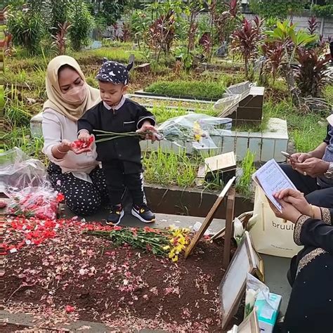 6 Momen Gala Sky Ziarah Ke Makan Vanessa Angel Dan Bibi Andriansyah