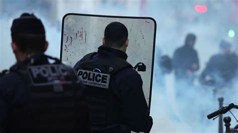 À Voir Fusillade Meurtrière à Paris Des Manifestants Et Des