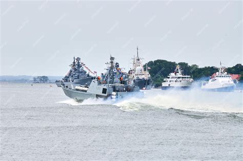 Navi Da Guerra Militari Che Navigano Lungo Le Forze Navali Russe Parata