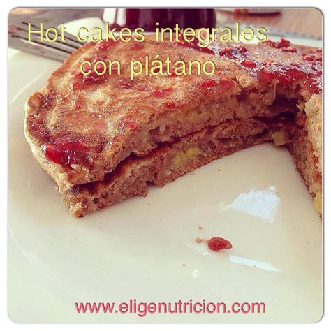 Hot cakes integrales con cachitos de plátano