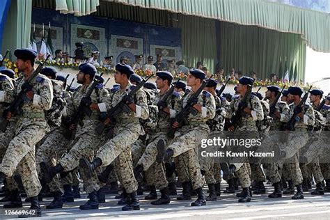 Iranian Revolutionary Guards Photos and Premium High Res Pictures ...