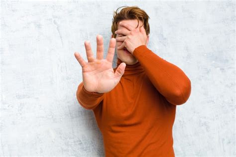 Joven Cabeza Roja Hombre Cubriéndose La Cara Con La Mano Y Poniendo La