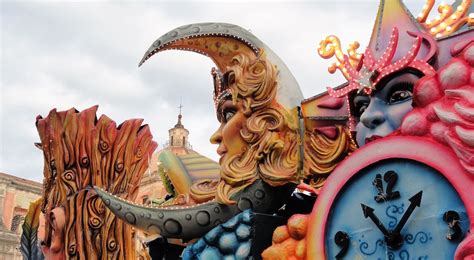 Il Carnevale Di Acireale Tra Carri Allegorici Maschere E Tanta Musica