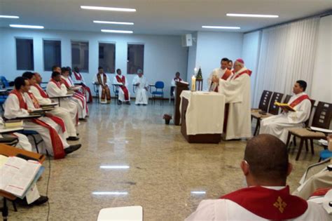 Retiro Do Clero De Guanh Es Tem Presen A De Padre Diocesano Diocese