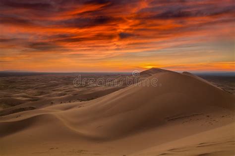 Puesta De Sol Sobre Las Dunas De Arena En El Desierto Foto De Archivo