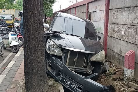 Sopir Mengantuk Minibus Tabrak Trotoar Di Jalan Bekasi Timur