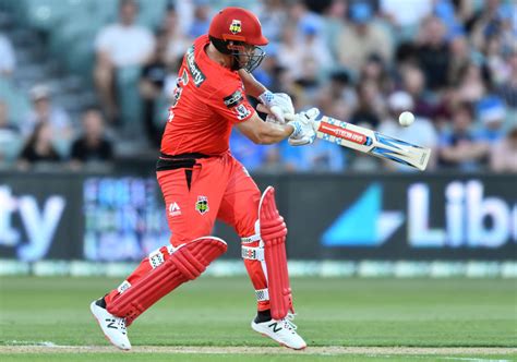 Australian Cricket player uses strange technique to adjust his grip