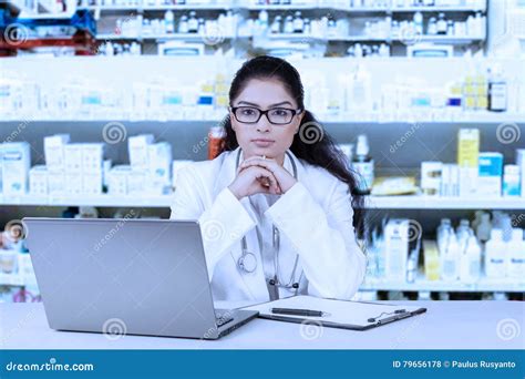 Farmacêutico Seguro Que Senta se Na Drograria Foto de Stock Imagem de