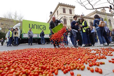 Los Agricultores Culminan Sin Incidentes La Tractorada En Granada