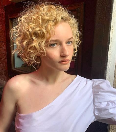 Julia Garner Desnuda