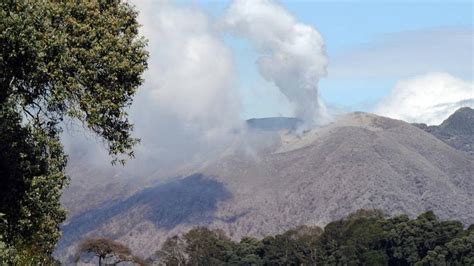 Volcán Turrialba entra en fase pasiva de erupción de ceniza y gases en