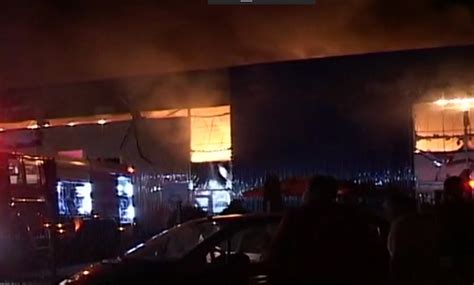 Incendiu Devastator La Un Centru Comercial Acoperi Ul Cl Dirii S A