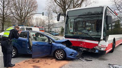 Unfall In Groß Borstel Auto Kracht In Linienbus Zwei Verletzte