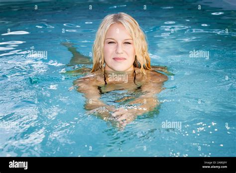 Junge Frau Im Bikini Hi Res Stock Photography And Images Alamy