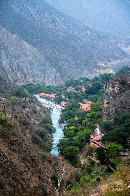 Río azul en tolantongo méxico majestuosas montañas plantas exuberantes