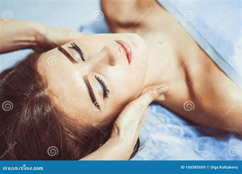 Massage De Visage Dans Le Salon De Station Thermale Image Stock Image