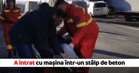 A intrat cu mașina într un stâlp de beton Un paramedic SMURD aflat în