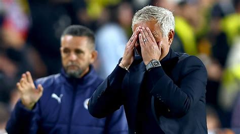 Mourinho Schiet Uit Zijn Slof En Pakt Weer Eens Rood NU Nl