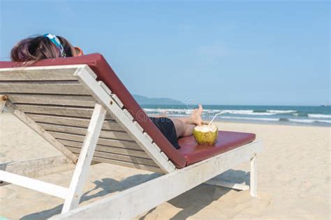 Woman Lying On Beach Chair With Fresh Coconut Summer Beach 库存照片 图片 包括