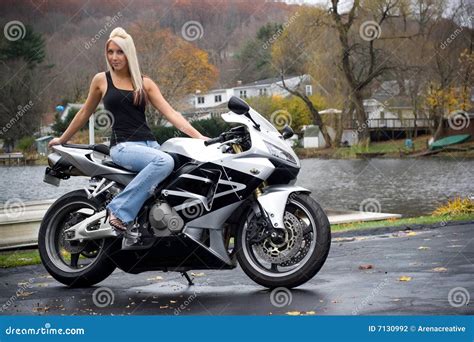Fille Blonde De Cycliste Photo Stock Image Du Fascinant 7130992