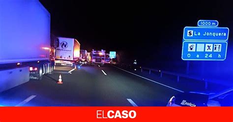 Una Pelea De Tráfico Entre Dos Camioneros En El Arcén De La Ap 7