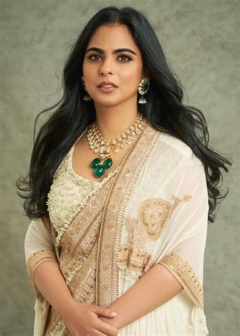 Isha Ambani Wore Her Mom Nita Ambani S Diamond Emerald Necklace At The