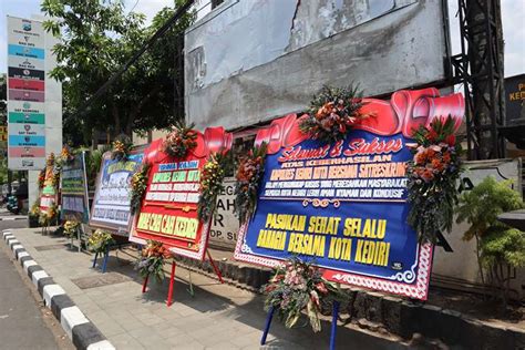 Polres Kediri Kota Banjir Karangan Bunga Dari Elemen Masyarakat