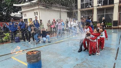 Pengenalan Bahaya Kebakaran Sejak Dini Lewat Sosialisasi Profesi Damkar