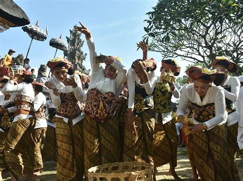 Ribuan Warga Kapal Ikuti Tradisi Perang Tipat Bantal Patrolipost