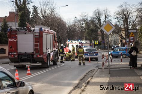 Wypadek na ulicy Wałbrzyskiej 73 letnia rowerzystka trafiła do